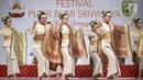 Penari membawakan tarian Gending Sriwijaya pada acara Festival Putri Bumi Sriwijaya (PBS) yang diselenggarakan oleh Indonesia Tionghoa di Jakarta, Kamis (29/3). Pagelaran ini bertujuan memperkenalkan khalayak luas. (Liputan6.com/Pool/Agus)