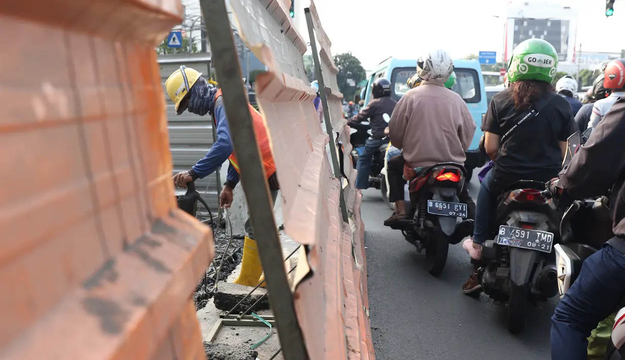 Aktivitas pekerja menyelesaikan proyek revitalisasi trotoar di Jalan Salemba Raya, Jakarta, Jumat (6/9/2019). Proyek revitalisasi trotoar dengan anggaran Rp 75 miliar ini ditargetkan rampung pada Desember mendatang. (Liputan6.com/Helmi Fithriansyah)