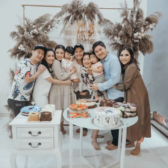 7 Potret Pesta Ulang Tahun Glenn Alinskie, Perut Chelsea Olivia Curi Perhatian