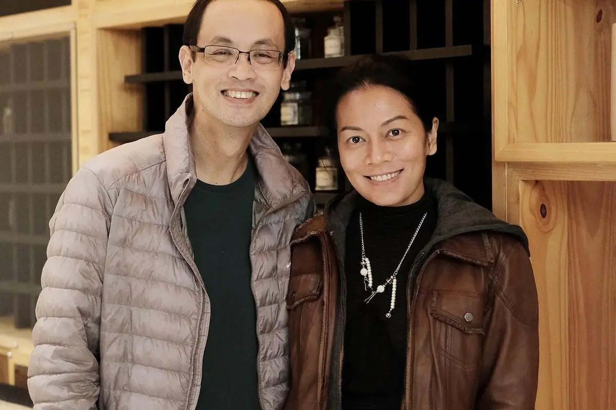 Kabar duka datang dari penyanyi dan juga penulis Dewi Lestari. Suaminya, Reza Gunawan, meninggal dunia. (Foto: Instagram/@rezagunawan)