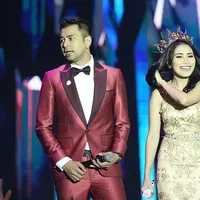 “Senyumin aja," kata Ayu Ting Ting saat ditemui di kawasan Jakarta Selatan, Kamis (21/12). "Biasa saja, saya tidak (ngelaporin), saya gak gimana-gimana, santai aja,” kata Ayu Ting Ting ditanya apakah akan melaporkan ke polisi. (Bambang E Ros/Bintang.com)