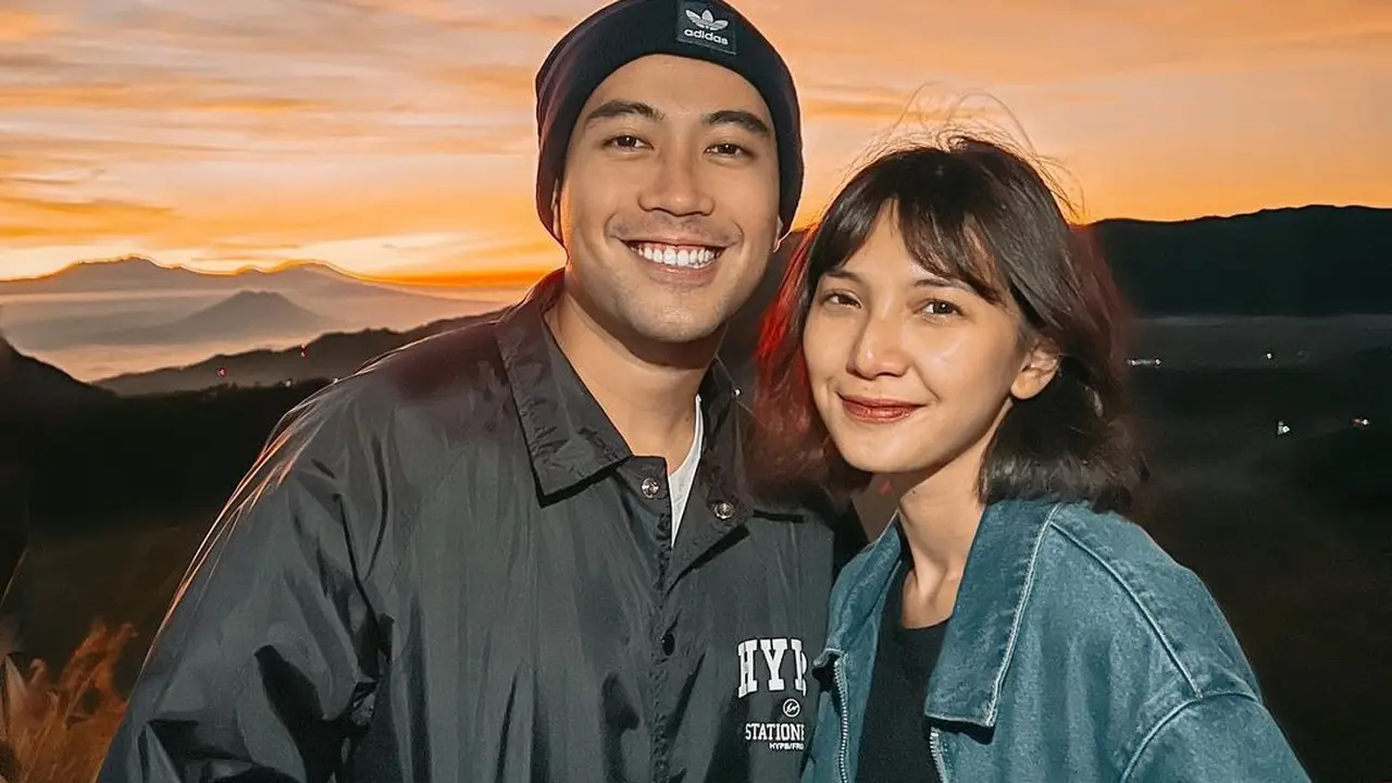 6 Potret Liburan Vidi Aldiano dan Sheila Dara di Gunung Bromo, Curi Perhatian