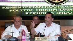 Menko Polhukam Luhut Pandjaitan (kanan) saat konferensi pers di kantor Kementerian Koordinator Polhukam, Jakarta, Jumat, (11/12). Luhut menampik keterlibatan dirinya atas kasus lobi Freeport. (Liputan6.com/Angga Yuniar)