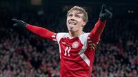 Pemain Denmark, Rasmus Hojlund, melakukan selebrasi setelah mencetak gol ke gawang Finlandia pada laga Kualifikasi Euro 2024 di Kopenhagen, (23/3/2023). Hojlund memimpin daftar top skor sementara di kualifikasi Euro 2024 dengan meyarangkan lima gol dari hanya dua pertandingan. (Photo by Liselotte Sabroe / Ritzau Scanpix / AFP)