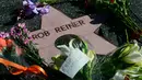 Selain berkarier di industri perfilman, Rob Reiner juga dikenal sebagai sosok yang vokal dalam isu-isu sosial dan politik. Ia terlibat aktif dalam memperjuangkan hak asasi manusia, kesetaraan pernikahan, serta pendidikan anak usia dini. Tampak dalam foto, bunga-bunga diletakkan di bintang Hollywood Walk of Fame milik aktor sekaligus sutradara Amerika Serikat, Rob Reiner, di Los Angeles, California, pada Senin 15 Desember 2025. (Frederic J. Brown/AFP)