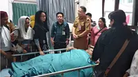 Istri Gubernur Kalteng melihat Titi Wati sebelum operasi. (Liputan6.com/Rajana K)