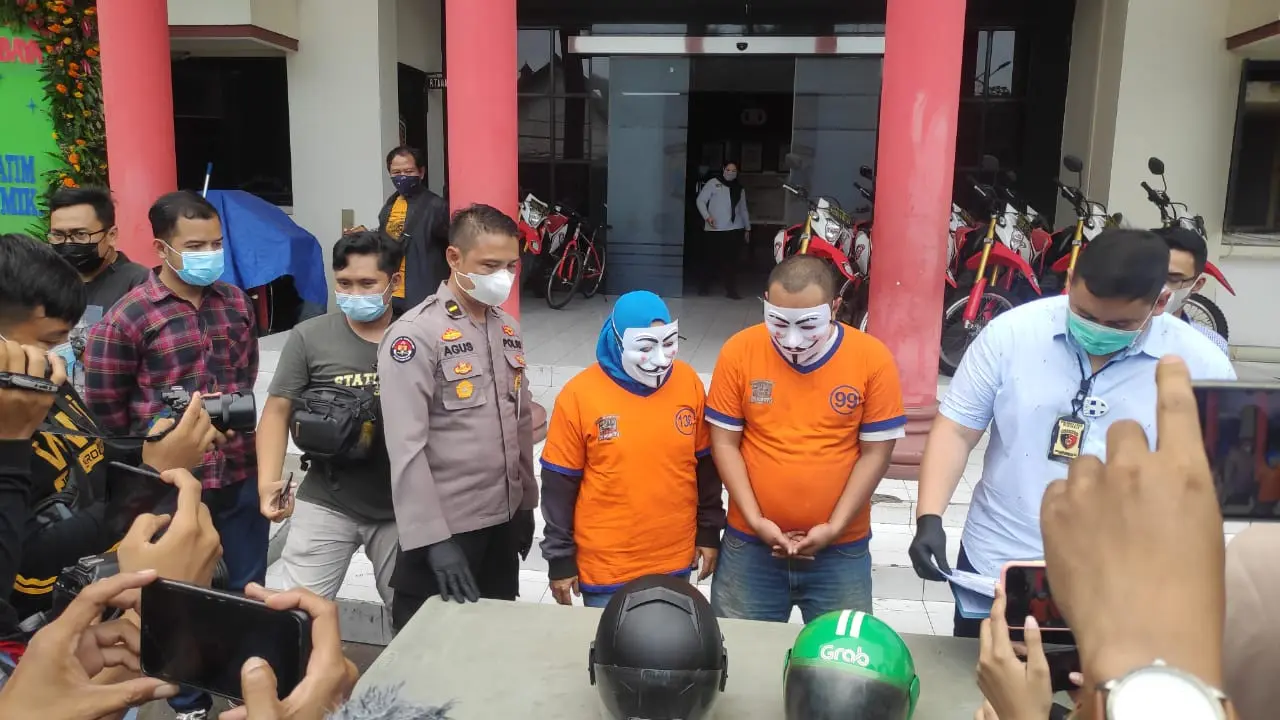 Paman dan bibi penculik bocah 7 tahun di Surabaya diamankan polisi . (Dian Kurniawan/Liputan6.com)