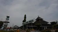 Berwisata religi dengan mengunjungi tempat Islami, seperti Masjid Demak   menjadi salah satu alternatif pilihan (Liputan6.com/Isna Setyanova)