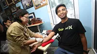 Ivanka, basis grup band Slank menjalani tes HIV di Jakarta, Selasa (8/12). Kegiatan tersebut diadakan sebagai bentuk kepedulian Slank bersama Slankers dalam peringatan hari AIDS sedunia. (Liputan6.com/Immanuel Antonius)