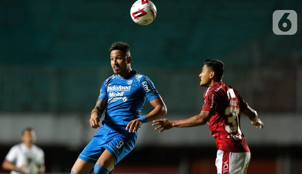Pemain Bali United, Haudi Abdillah (kanan), berebut bola dengan pemain Persib Bandung, Wander Luiz Queiroz Dias, dalam pertandingan Babak Penyisihan Piala Menpora 2021 di Stadion Maguwoharjo, Sleman. Rabu (24/3/2021). (Bola.com/Arief Bagus)