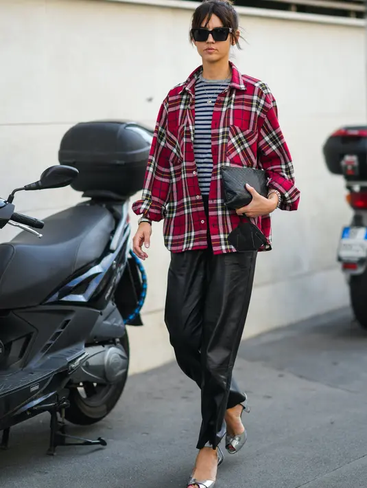 Atasan flanel juga bisa dipadu dengan pola lain, seperti garis-garis yang klasik. Gunakan motif garis-garis dalam palet warna netral. Foto: Purewow.
