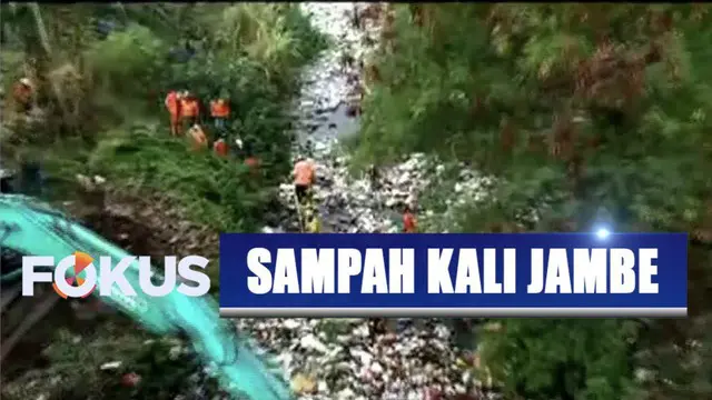 Petugas gabungan bersihkan tumpukan sampah sepajang 500 meter di Kali Jambe, Tambun Selatan, Bekasi.