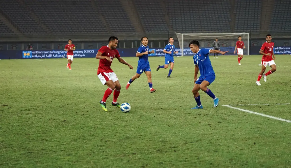 Pemain Timnas Indonesia Saddil Ramdani (kiri) menggiring bola mencoba melewati pemain Nepal pada laga terakhir Grup A kualifikasi Piala Asia 2023 di Stadion Jaber Al Ahmad, Kuwait, Rabu (15/6/2022). Timnas Indonesia berhasil lolos ke Piala Asia 2023 usai kalahkan Nepal 7-0. (Dok. PSSI)