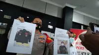 Polres Metro Bekasi Kota menggelar konferensi pers terkait kasus dugaan penghinaan suku Betawi yang dilakukan seorang oknum ormas, Senin (18/10/2021). (Liputan6.com/Bam Sinulingga)