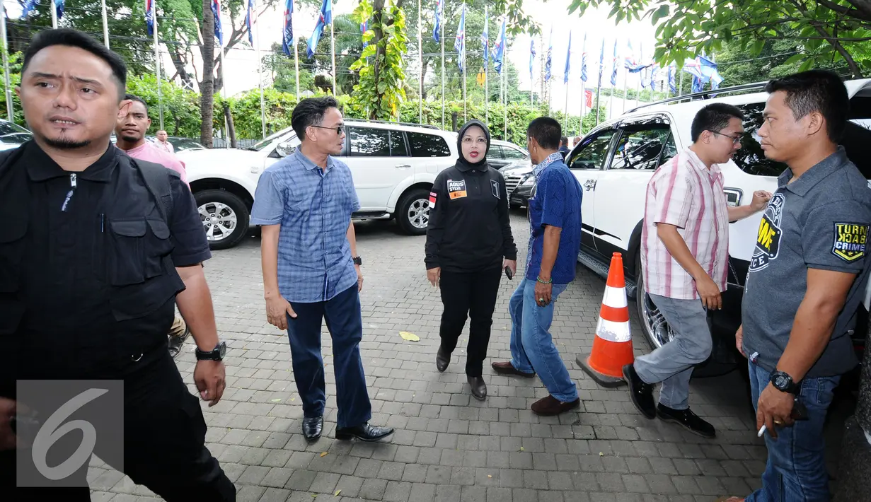 Cawagub DKI Jakarta, Sylviana Murni (tengah) jelang menghadiri diskusi RUU Penghapusan Kekerasan Seksual di Jakarta, Kamis (24/11). Menurut Sylviana ada banyak hambatan dan tantangan bagi korban untuk mendapatkan haknya. (Liputan6.com/Helmi Fithriansyah)