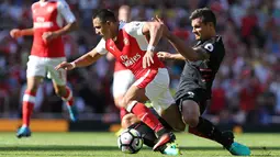 Penyerang Arsenal, Alexis Sanchez, berusaha melewati hadangan bek Liverpool, Dejan Lovren. Pada laga ini sebagai tuan rumah, The Gunners langsung  bermain menyerang sejak awal laga. (AFP/Lee Mills)