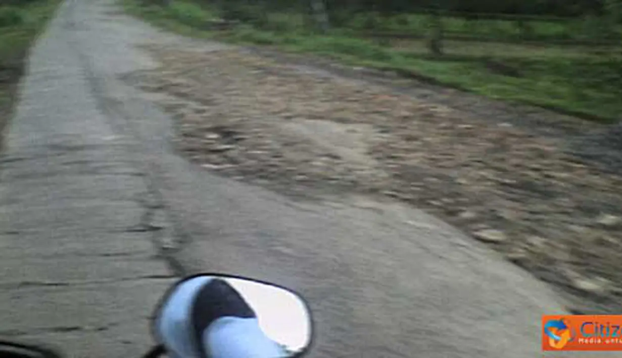 Citizen6, Lamongan: Jalan berbatu yang menghubungkan kecamatan Mantup, Kembangbahu dan Sugio, mengalami kerusakan. (Pengirim: LandaxNocturnal Zaen)