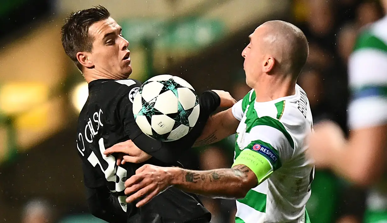 Gelandang PSG, Giovani Lo Celso berebut bola dengan pemain Celtics, Scott Brown pada pertandingan perdana fase grup Liga Champions di Stadion Celtic Park, Selasa (12/9). Paris Saint-Germain pesta lima gol ke gawang Celtic. (FRANCK FIFE / AFP)
