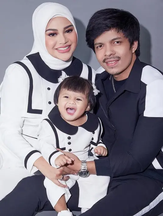 <p>Dan baru-baru ini, Aurel dan Atta menjalani pemotretan dengan Ameena. Aurel tampil cantik dengan mengenakan hijab warna putih. [Foto: instagram.com/dickyphotographie/aurelie.hermansyah]</p>