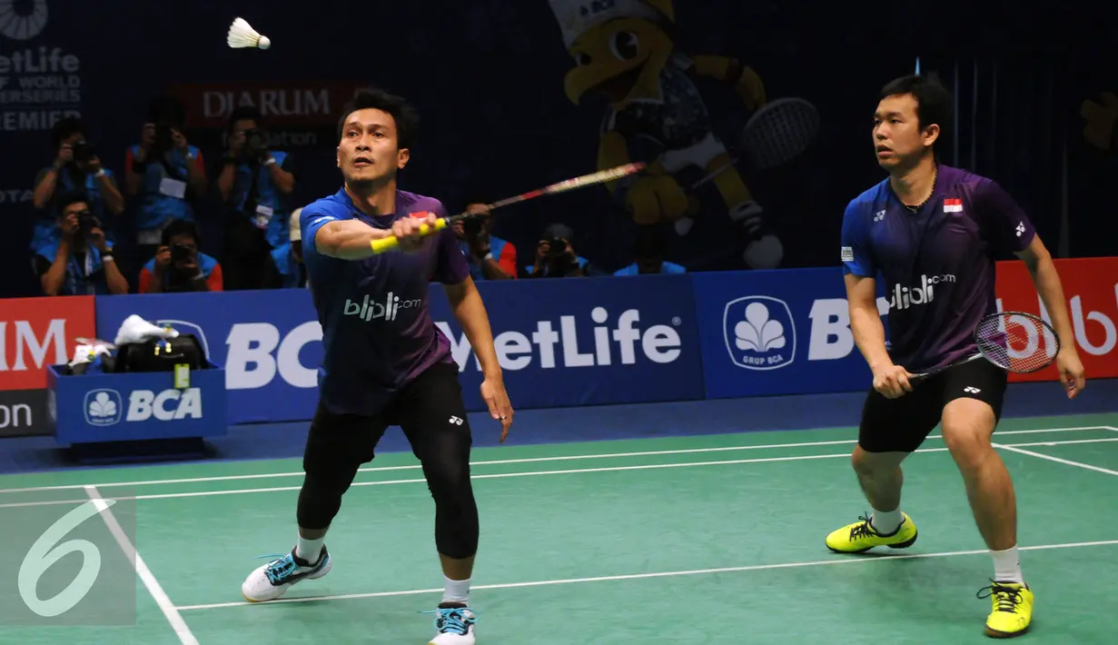 M Ahsan/Hendra Setiawan melaju ke babak selanjutnya usai mengalahkan OR Cchin Chung/Tang Chun Man (Hongkong) saat laga di BCA Indonesia Open 2016, Istora Senayan Jakarta, Rabu (1/6). Ahsan/Hendra unggul 23-21, 25-23. (Liputan6.com/Helmi Fithriansyah)