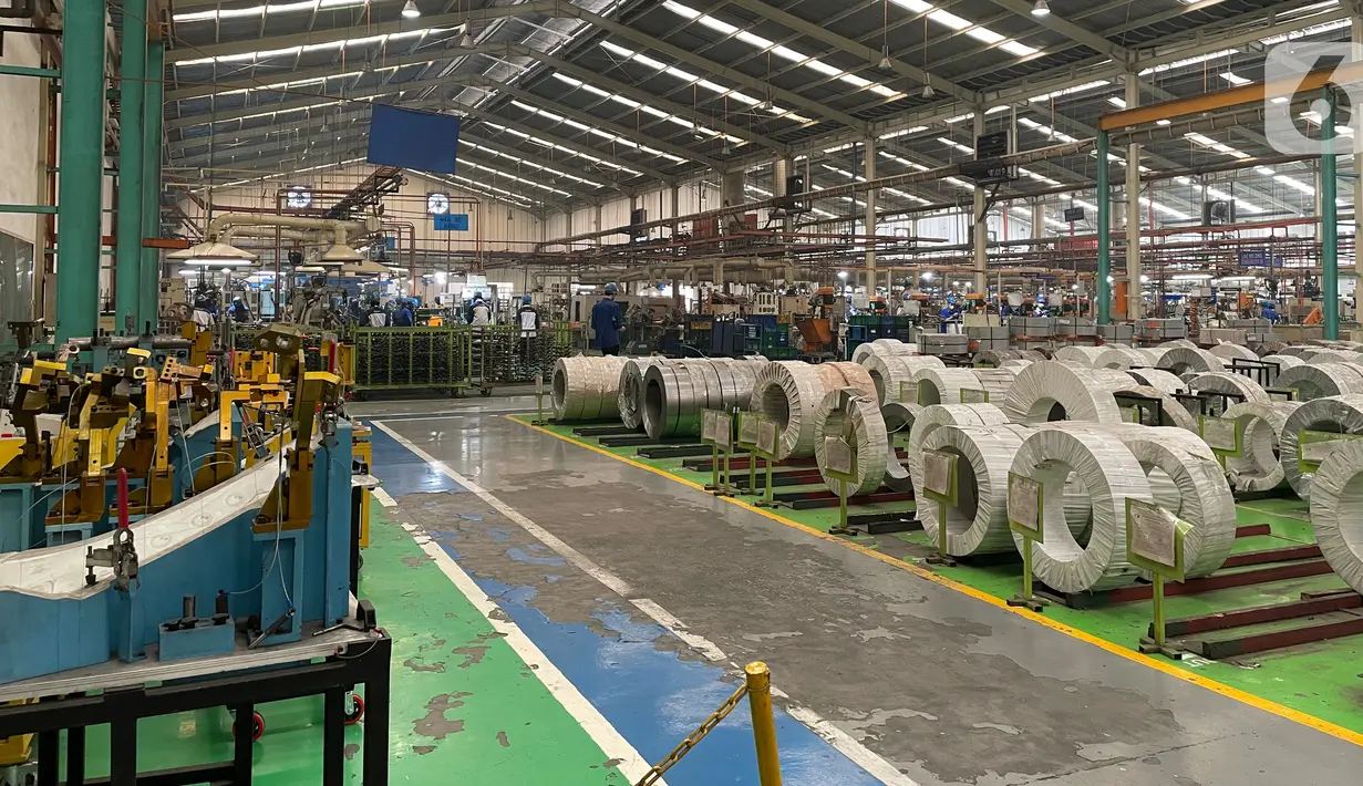 Suasana produksi komponen otomotif di pabrik PT Dharma Polimetal, kawasan Delta Silicon, Cikarang, Jawa Barat. Perusahaan manufaktur Triputra Group menargetkan penjualan hingga 38.81 % atau senilai Rp 3,08 triliun pada 2021 khususnya segmen kendaraan roda empat (4W). (Liputan6.com/HO/Dharma)