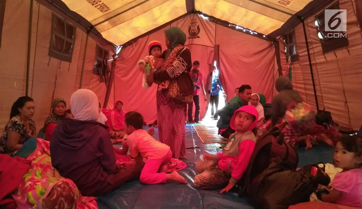 Warga beristirahat di dalam tenda di perkebunan teh di Cialahab, Desa Melasari, Nanggung, Bogor, Rabu (24/1). Wilayah yang paling banyak terjadi kerusakan berada di wilayah Kecamatan Nanggung, yakni ada 382 bangunan. (Liputan6.com/Ahmad Sudarno)