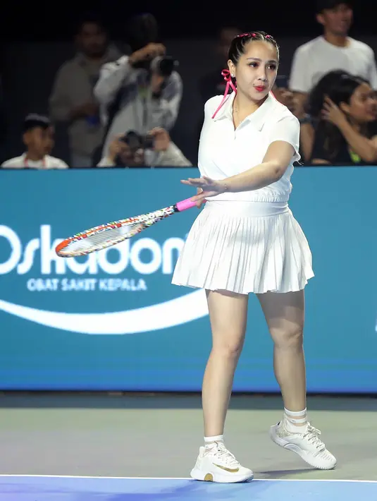 Intip gaya fashion Nia Ramadhani-Luna Maya dan Nagita Slavina-Gege Elisa di Lagi-lagi Tenis yang curi atensi. [Foto: Fimela/Bambang E. Ros].