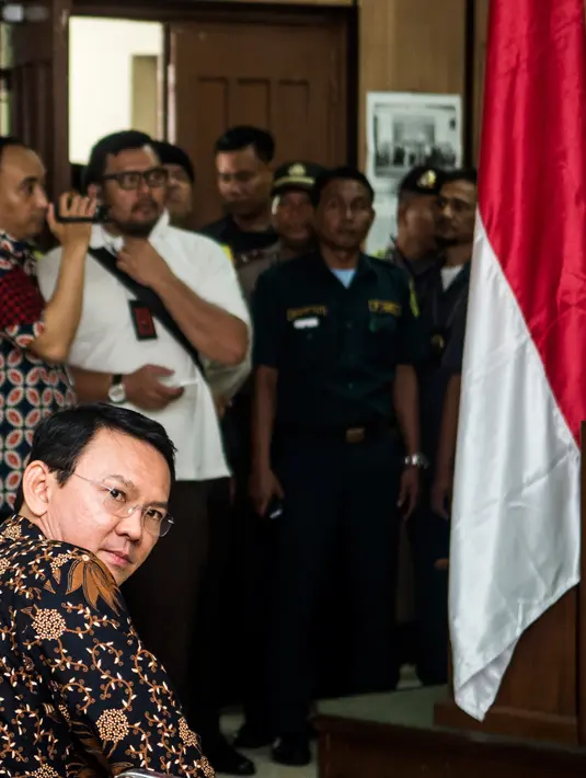 Basuki Tjahaja Purnama (Ahok) melihat ke arah pengunjung sesaat sebelum sidang lanjutan kasus dugaan penistaan agama di PN Jakarta Utara, Selasa (20/12). Agenda sidang adalah tanggapan dari JPU atas nota keberatan Ahok. (Liputan6.com/Pool/Agung Rajasa)