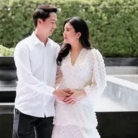 Valencia terlihat menawan dibalut tiered midi dress berwarna putih.   [Instagram/liliana_tanoesoedibjo/valenciatanoe]