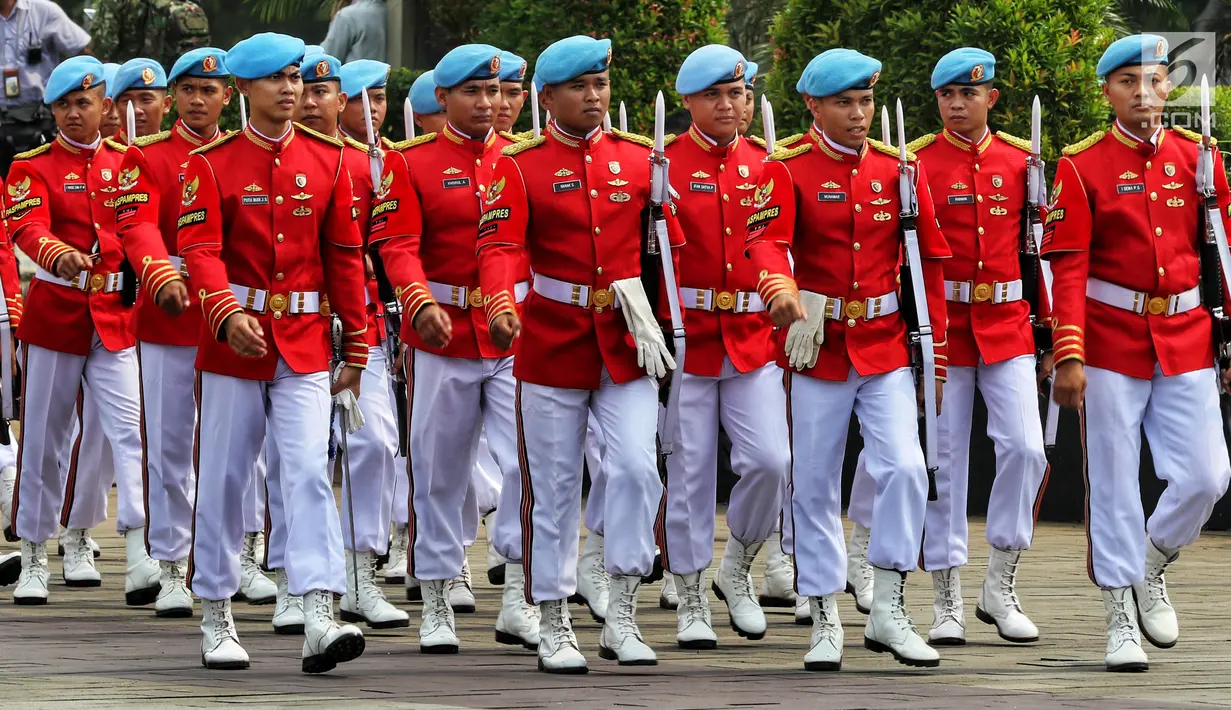 Anggota Paspampres bersiap jelang pemakaman istri presiden ke-6 RI Susilo Bambang Yudhoyono, Ani Yudhoyono di TMP Kalibata, Jakarta, Minggu (2/6/2019). Pemakaman Ani Yudhoyono akan dilakukan dengan prosesi militer. (Liputan6.com/JohanTallo)