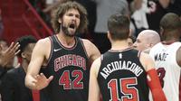Ekspresi pemain Chicago Bulls, Robin Lopez (42) rsaat melakukan protes pada laga NBA basketball game, di American Airlines Arena, Miami, (29/3/2018). Heat menang 103-92. (AP/Joel Auerbach)