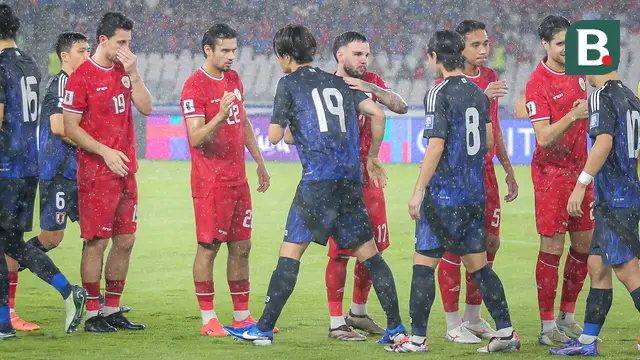 Foto: Duel Kawan Satu Tim Calvin Verdonk dan Koki Ogawa pada Laga Timnas Indonesia Vs Jepang di Kualifikasi Piala Dunia 2026