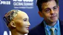 David Hanson bersama robot Sophia berbasis android ciptaannya di KTT Global "AI for Good" di International Telecommunication Union (ITU) di Jenewa, Swiss (7/6). Robot ini memiliki kemampuan meniru lebih dari 62 ekspresi wajah. (Reuters/Denis Balibouse)