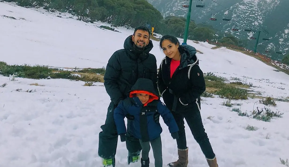 Keseruan Rafathar dengan keluarganya saat liburan juga terjadi di hamparan Salju Australia. Rafathar terlihat sekali begitu kedinginan. Ia memakai jaket tebal. Meski begitu pengalaman liburan menikmati salju adalah hal yang berkesan bagi Rafathar. (Liputan6.com/IG/@raffinagita1717)