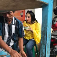 Nagita Slavina tengah makan mie ayam gerobak. (Instagram/raffinagita1717)