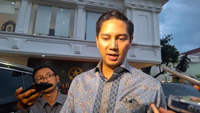 Wakil Ketua Umum Partai Gerindra Budi Djiwandono usai bertemu Prabowo di Kompleks Istana Kepresidenan Jakarta, Kamis (6/2/2025).