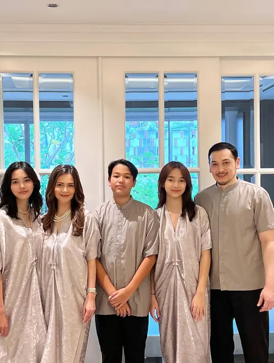 Lagi, melihat kompaknya keluarga kecil Cut Tari. Chanella Leslie berpose di samping sang ibu mengenakan gamis silver yang seragam dengan keluarganya. [Foto: Instagram/cuttaryofficial]