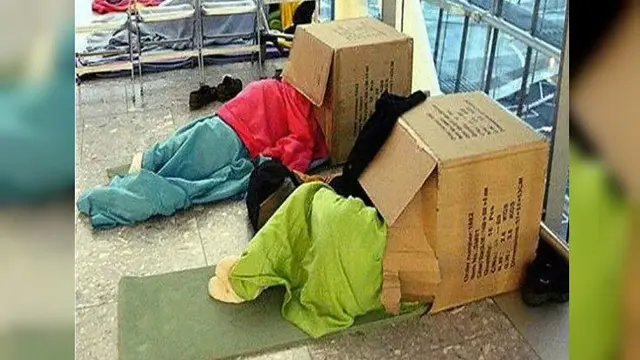 Ketika terjadi penundaan penerbangan, para penumpang yang kebosanan bisa sampai melakukan hal nyeleneh bandara.