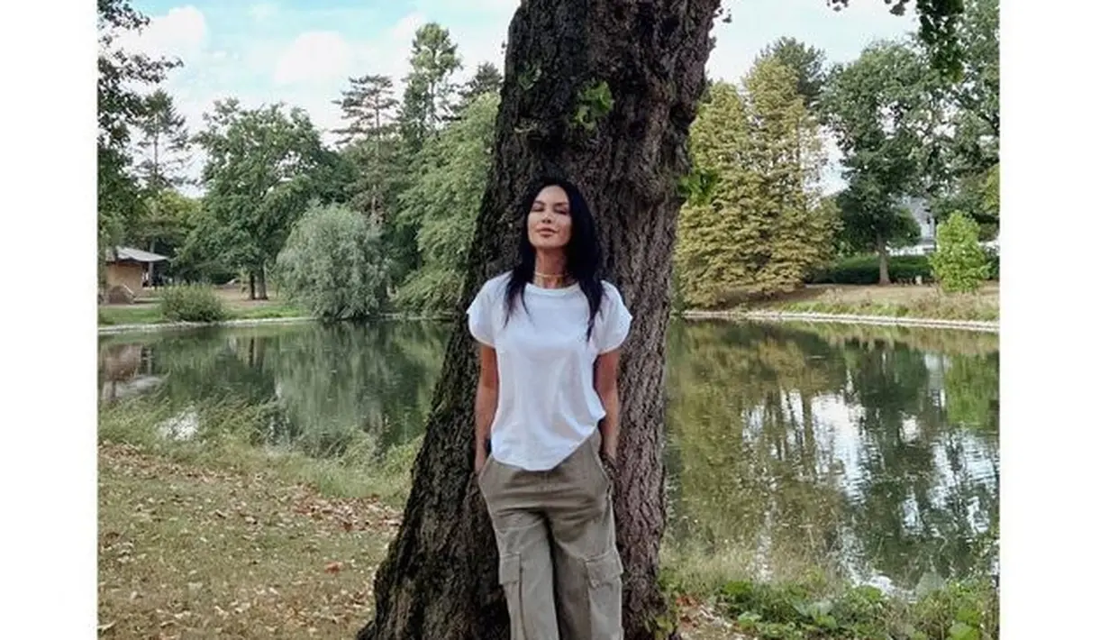 Perpaduan celana cargo dan kaus putih ini sangat cocok dipakai oleh Sophia Latjuba. Dalam potret tersebut, sang aktris tampak menikmati indahnya alam di Jerman. (instagram.com/sophia_latjuba88)