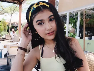 Pesona pemeran Bianca dalam sinetron Siapa Takut Jatuh Cinta ini kerap curi perhatian. Sebagai publik figur, Maureen selalu memperhatikan penampilannya. Ketika berlibur, ia pintar memadu padan busana yang dikenakan. (Liputan6.com/IG/@maureendaryananii_)