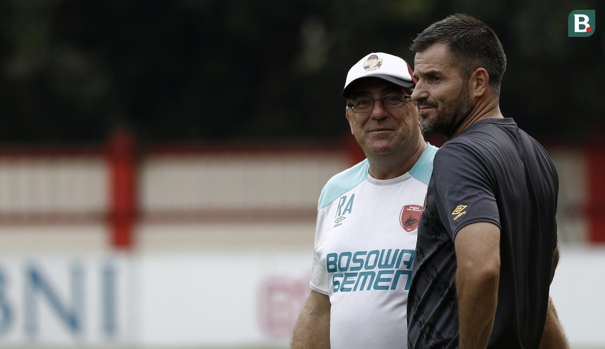 Pelatih PSM Makassar, Rene Alberts, berdiskusi dengan pelatih Bhayangkara FC, Simon McMenemy, saat bertemu di Stadion PTIK, Jakarta, Minggu (2/12). Keduanya akan bertemu pada pekan ke-33 Liga 1. (Bola.com/Vitalis Yogi Trisna)