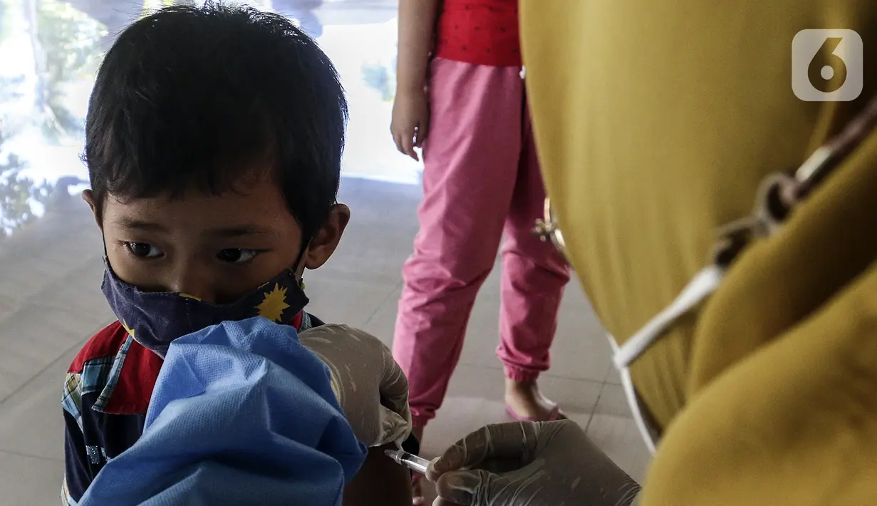 Seorang anak menerima vaksin booster COVID-19 di Taman Pemuda Pratama, Depok, Jawa Barat, Kamis (7/4/2022). Bagi warga yang sudah vaksin dua kali masih perlu tes antigen, dan yang sudah vaksin booster lengkap tidak perlu tes apa-apa. (Liputan6.com/Johan Tallo)