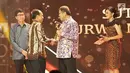 Humas BNPB Sutopo Purwo Nugroho bersalaman dengan Menkominfo Rudiantara saat menerima penghargaan kategori Khusus Pengabdian Masyarakat dalam ajang Liputan6 Awards di Jakarta, Sabtu (25/5/2019). (Liputan6.com/Immanuel Antonius)