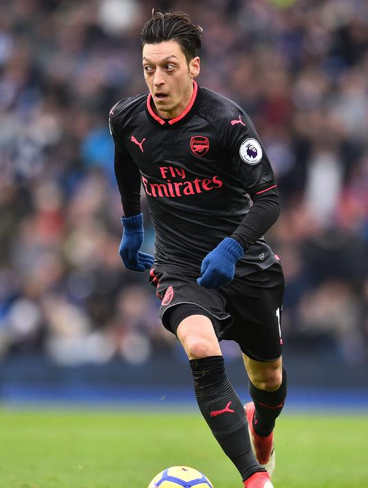 5. Mesut Ozil - Pemain bintang kesayangan Arsenal yang sering terlihat berdoa sebelum memulai pertandingan. Ozil terkenal sebagai seorang muslim yang taat. (AFP/Glyn Kirk)