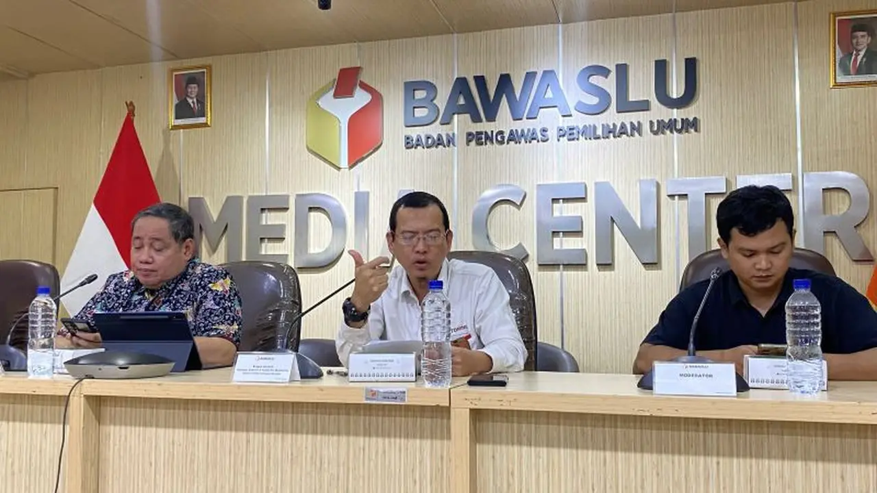 Kepala Satuan Tugas Penegakan Hukum dan Politik Direktorat Monitoring KPK Kiagus Ibrahim (tengah) berbicara pada diskusi publik bertajuk "Pemilu Tanpa Uang Tunai, Solusi atau Ilusi?" di Kantor Bawaslu RI, Jakarta, Rabu (6/5/2026) (Antara)
