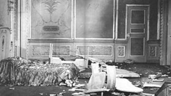 Suite 1221 di St. Francis Hotel sesaat setelah pesta Arbuckle, 5 September 1921. (Sumber Wikimedia Commons)