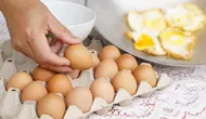 Ilustrasi menyimpan telur. (c) Shutterstock/tawanroong
