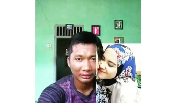5 Potret Lucu Jomblo Mengkhayal Dicium Pacar Ini Bikin Ngakak