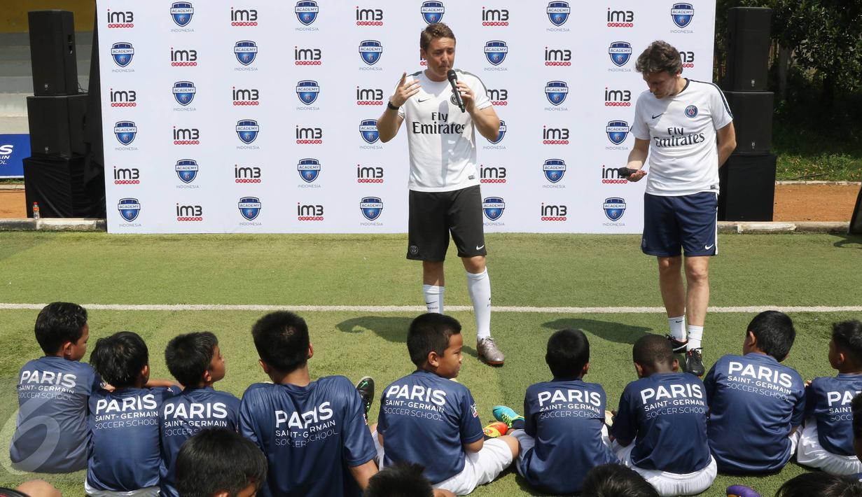 Head Coach PSG Academy Benjamin Houri (kiri) dan Technical Director of PSG Academy Cedric Cattenoy saat memberikan pengarahan saat acara bertajuk Freedom to be A Soccer Star di Jakarta, Minggu (3/4). (Liputan6.com/Immanuel Antonius)
