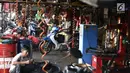 Suasana di salah satu bengkel sepeda motor di Jakarta, Jumat (16/6). Pemilik bengkel mengaku order yang ia terima naik hingga 100 persen menjelang lebaran. (Liputan6.com/Immanuel Antonius)